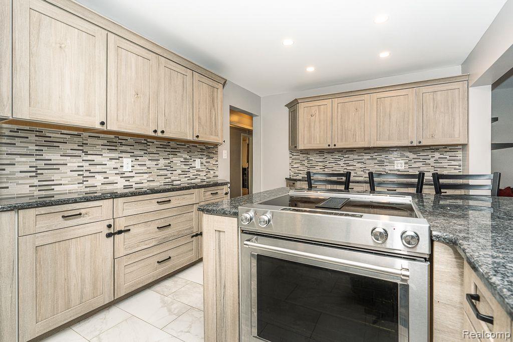 8871 SUNCREST Drive, Sterling Heights, MI 48314 — Photo 17