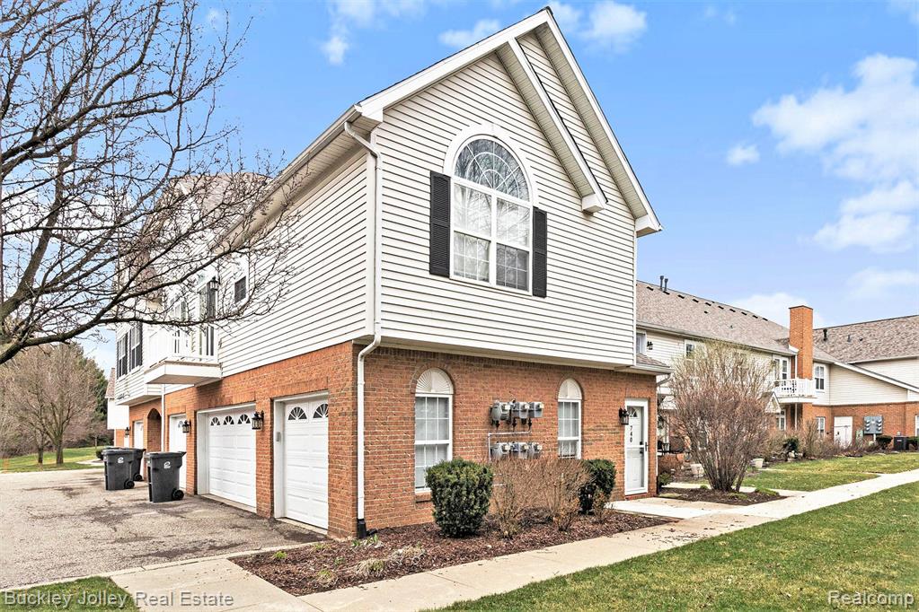 740 OLDE ENGLISH Circle, Howell, MI 48855 — Photo 16