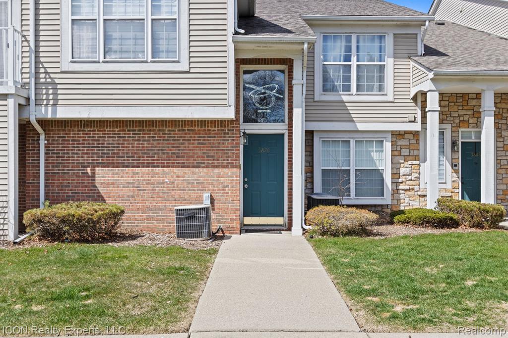 5876 PINE AIRES Drive, Sterling Heights, MI 48314 — Photo 2