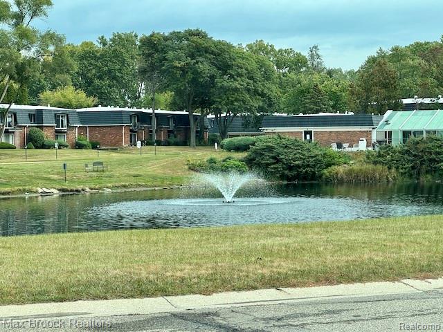 1806 Colonial Village Way, 1, Waterford, MI 48328 — Photo 2