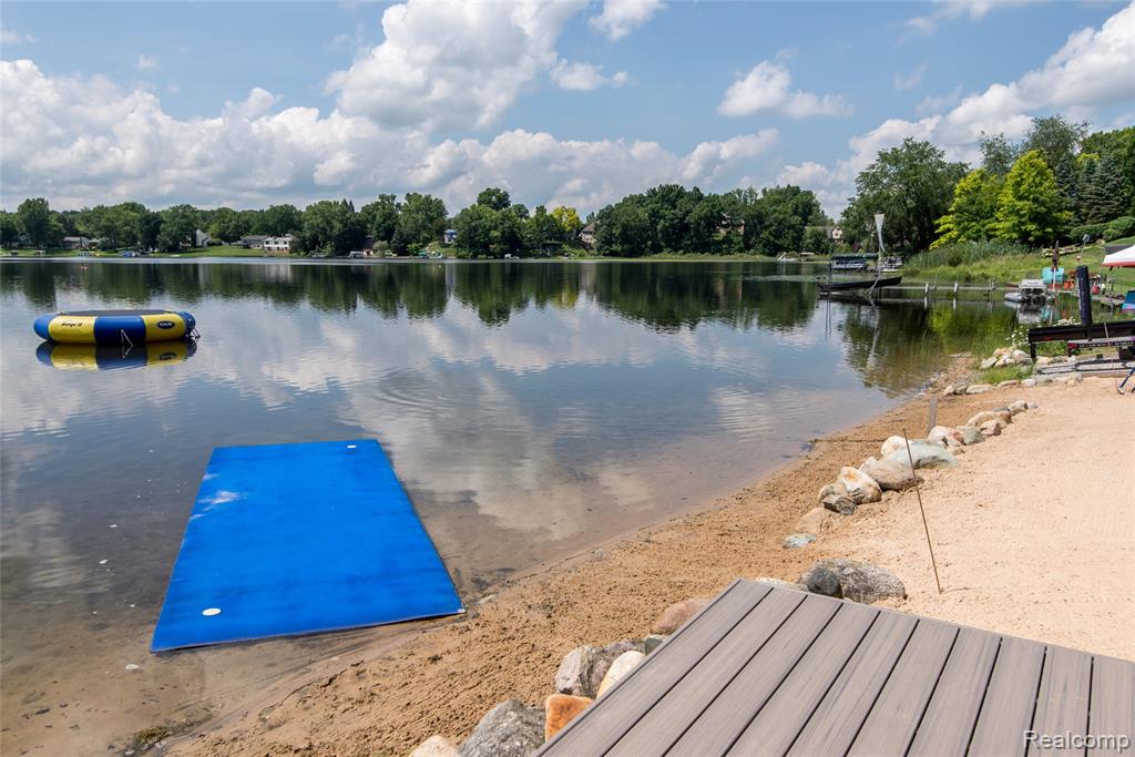 3166 W Beach Lake Drive, Milford, MI, 48380
