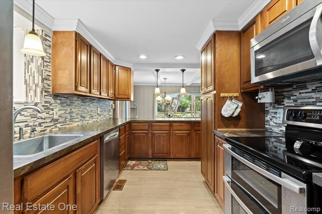 265 Oak Island Drive, Wolverine Lake, MI 48390 — Photo 10