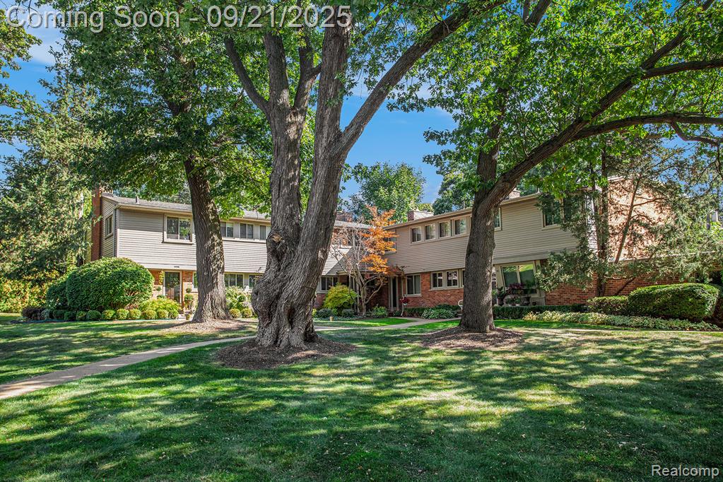 1054 Stratford Lane, Bloomfield Hills, MI 48304 — front exterior