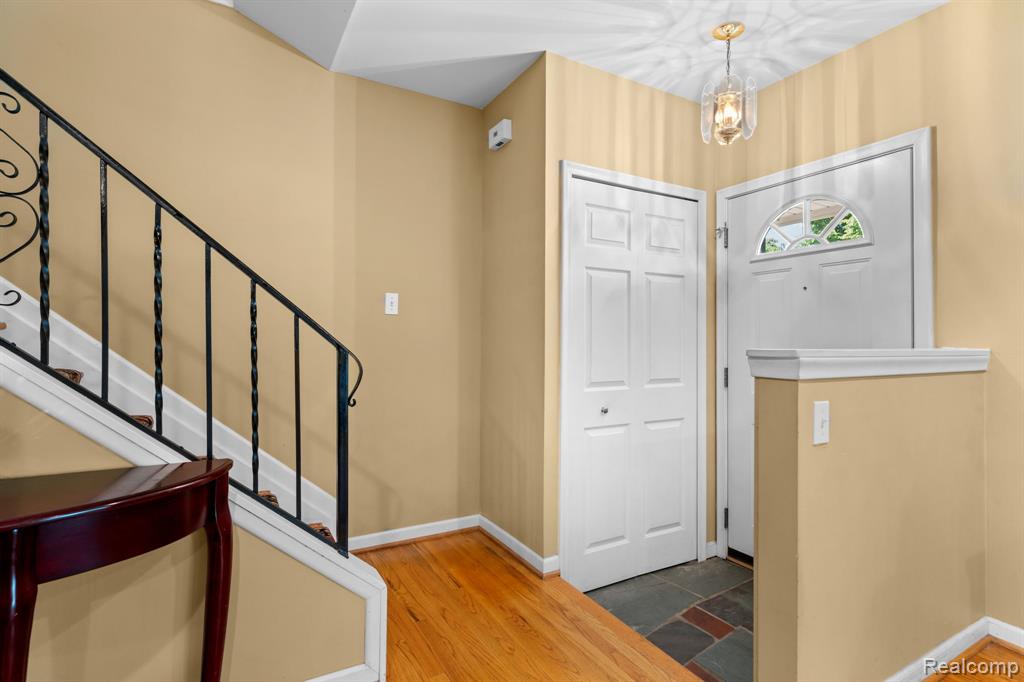 10065 Hart Avenue, Huntington Woods, MI — Photo 9