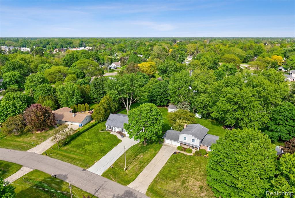 1070 Woodview Drive, Flint, MI 48507 — Photo 9