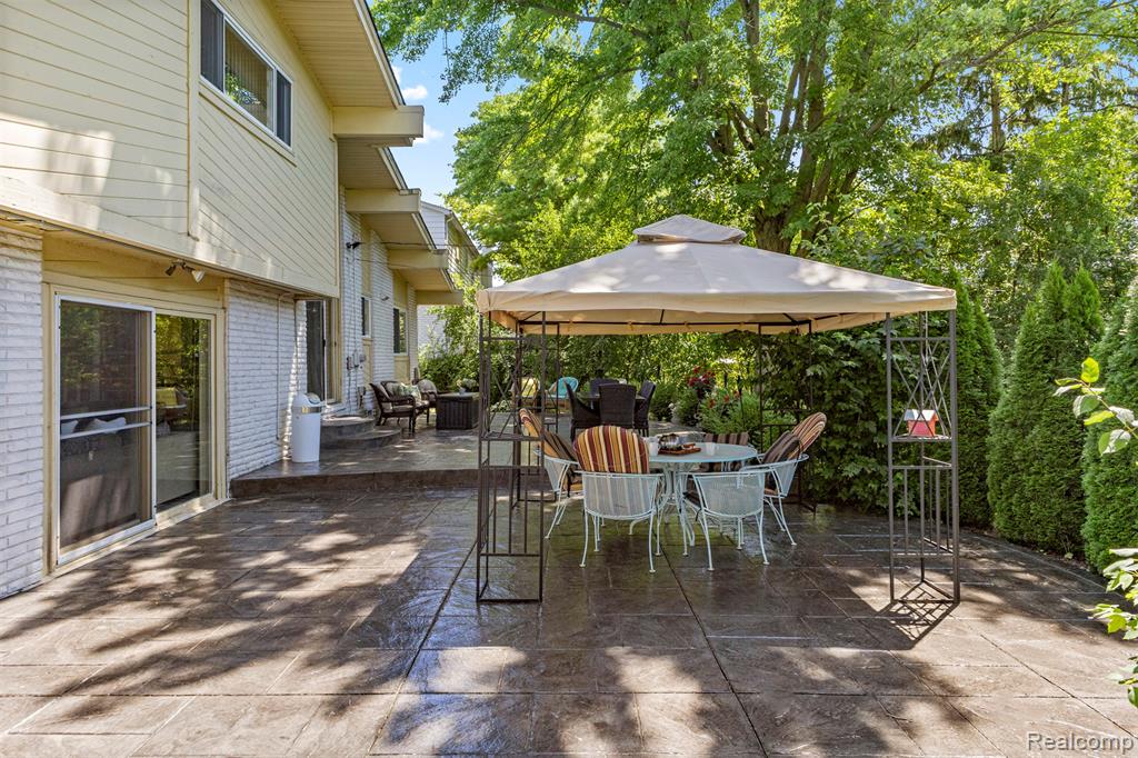 5589 Pembury, West Bloomfield, MI — Photo 53