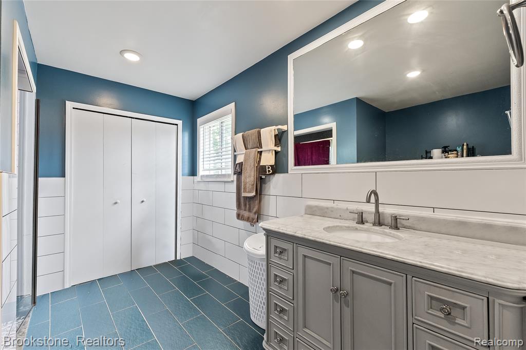 6921 Robindale Avenue, Dearborn Heights, MI 48127 — Photo 19