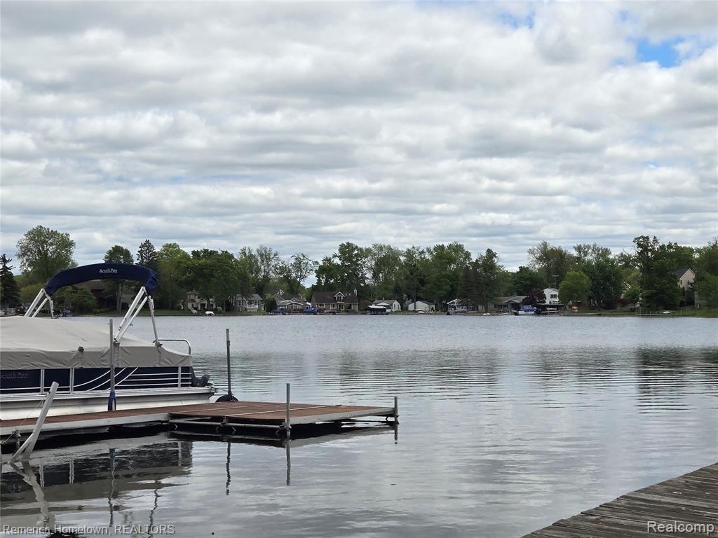 8991 LakeView Drive, White Lake, MI — Photo 28