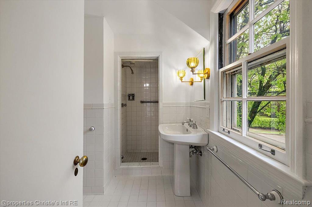 75 Grosse Pointe Blvd, Grosse Pointe Farms, MI 48236 — Photo 19