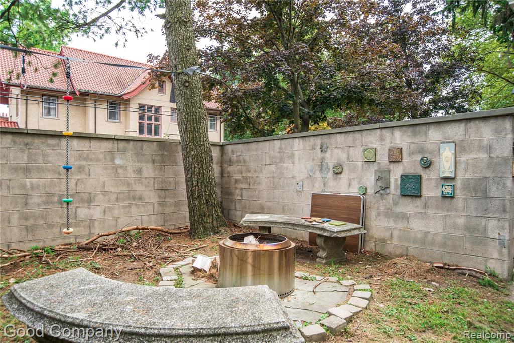 1704 Iroquois Street, Detroit, MI 48214 — Photo 57