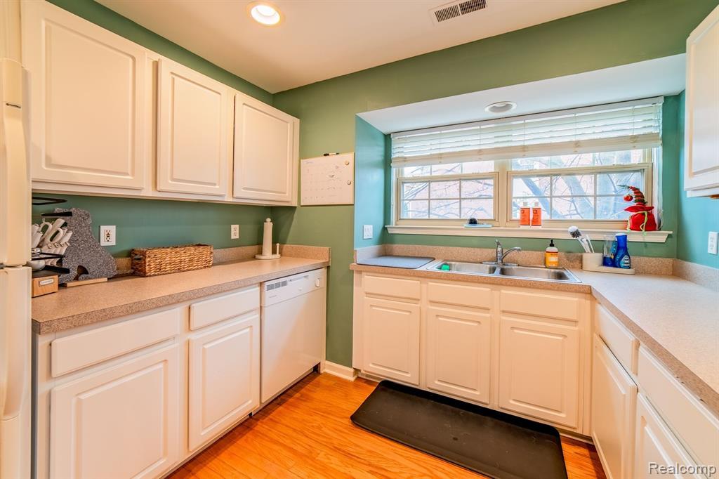 17026 FARMINGTON Road, Livonia, MI 48154 — Photo 16