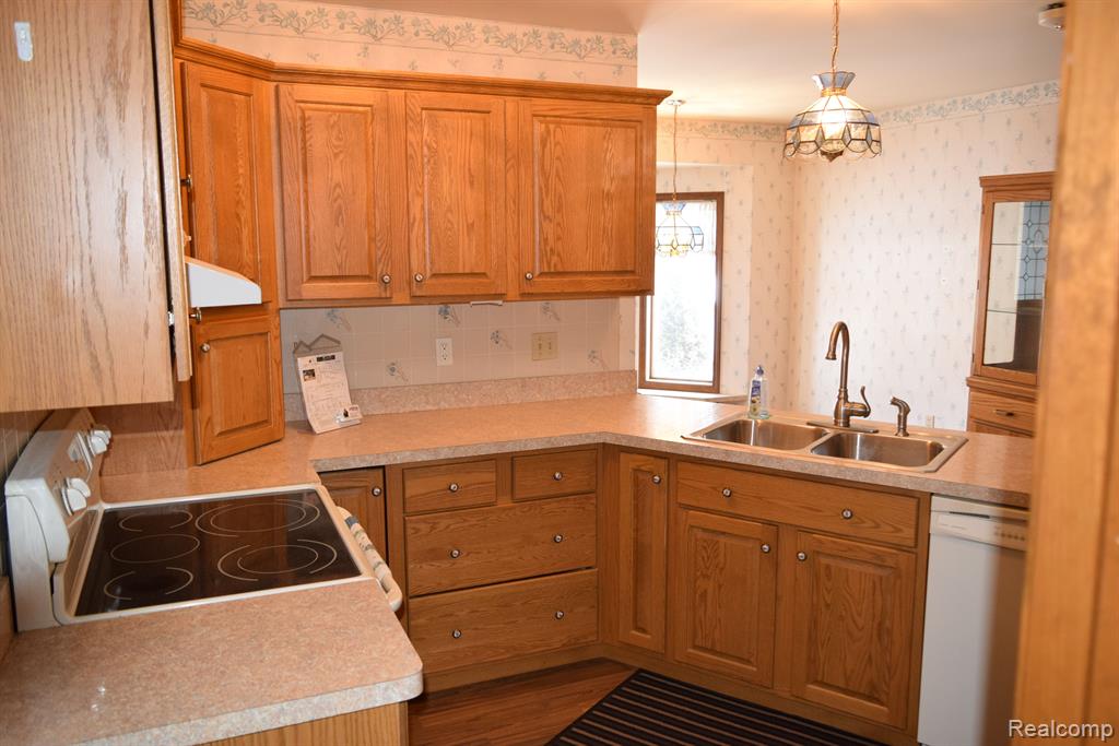 5599 Hickory Circle, Flushing, MI 48433 — Photo 10
