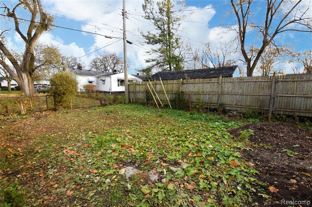 4822 Birchcrest Drive W, Flint, MI 48504 — Photo 16