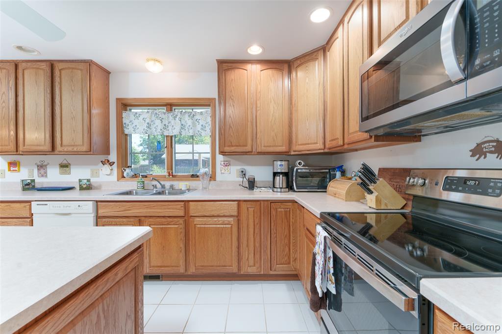 5382 Meadowlawn Road, Fowlerville, MI 48836 — Photo 8