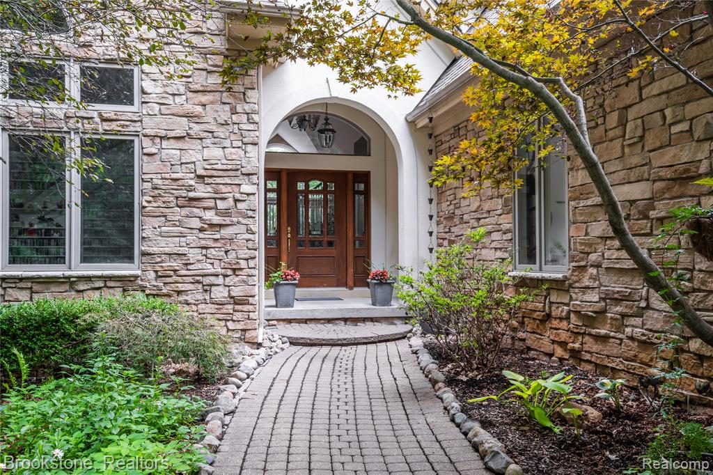 8003 Caribou Lake Lane, Clarkston, MI — Photo 2