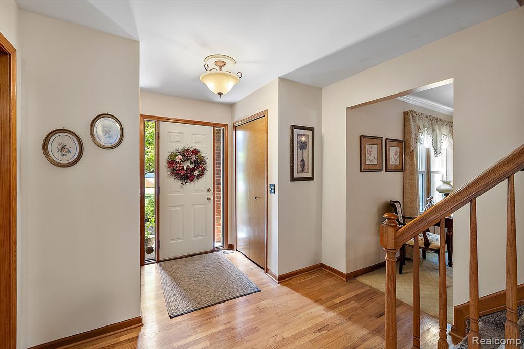 10161 LONGFORD Drive, South Lyon, MI 48178 — Photo 4