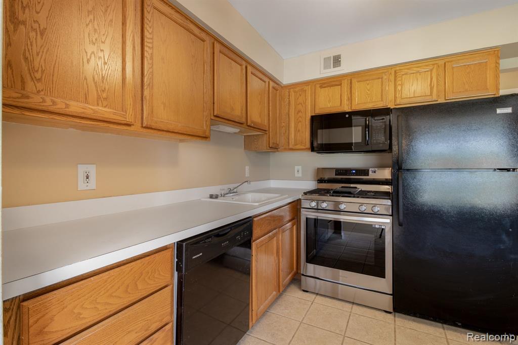 500 FOX HILLS Drive N, A-8, Bloomfield Hills, MI 48304 — Photo 11