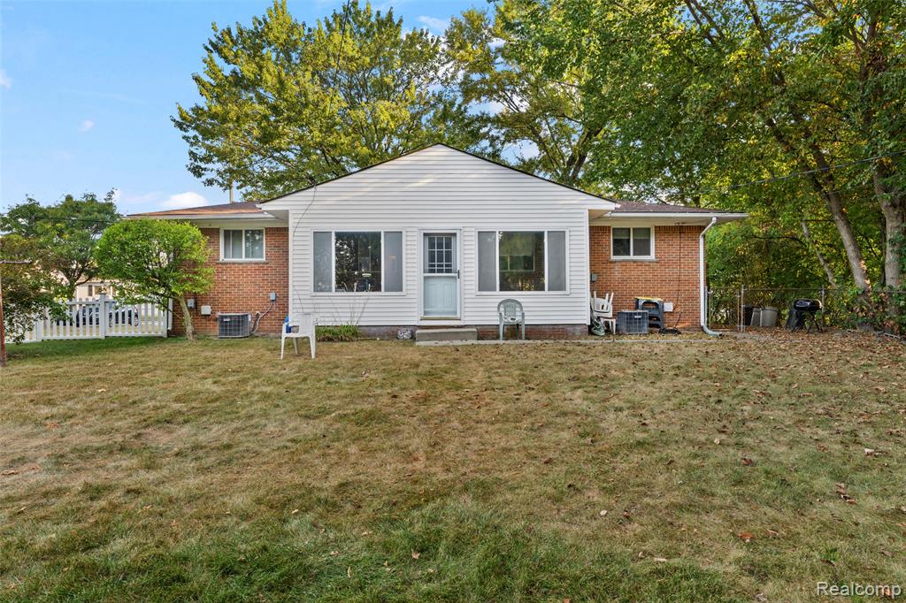 42 Gladwin Avenue, Clawson, MI — Photo 18