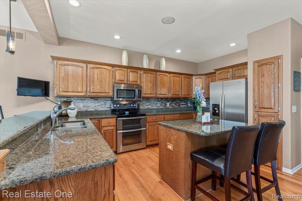566 BAY POINTE Drive, Oxford, MI 48371 — Photo 18