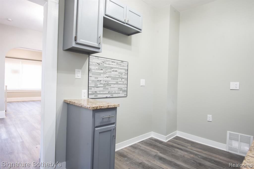 5561 PENNSYLVANIA Street, Detroit, MI 48213 — Photo 10