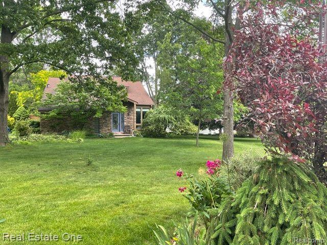 8260 ENGLEWOOD Drive, Clarkston, MI — Photo 5