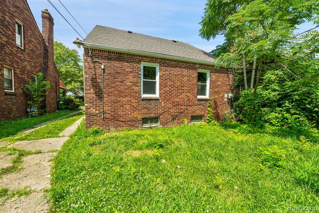 9566 HUBBELL Street, Detroit, MI 48227 — Photo 17