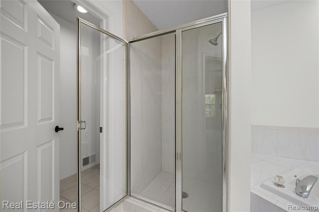 7382 Gateway Drive, West Bloomfield, MI — Photo 28
