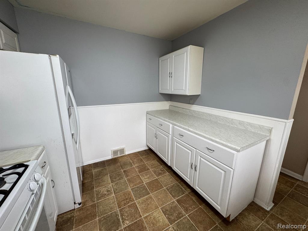 5520 Litchfield Drive, Flint, MI 48532 — Photo 6
