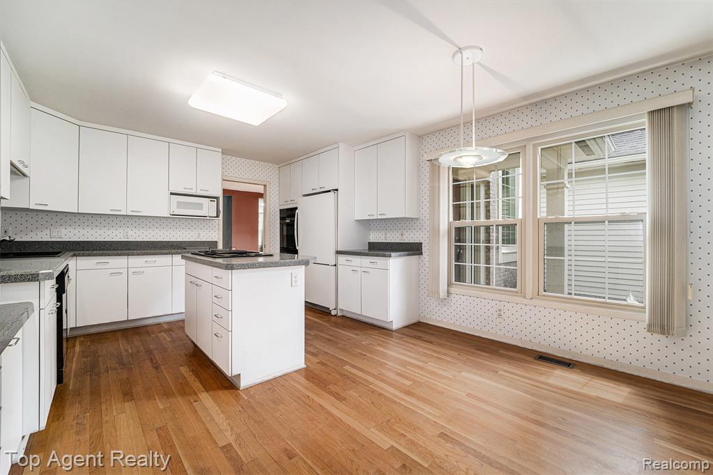 7369 Danbury Drive, West Bloomfield, MI — Photo 12