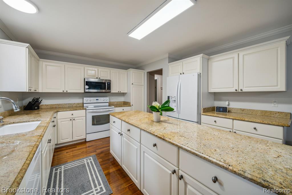 576 BLOOMER RIDGE Drive, Rochester, MI 48307 — Photo 13