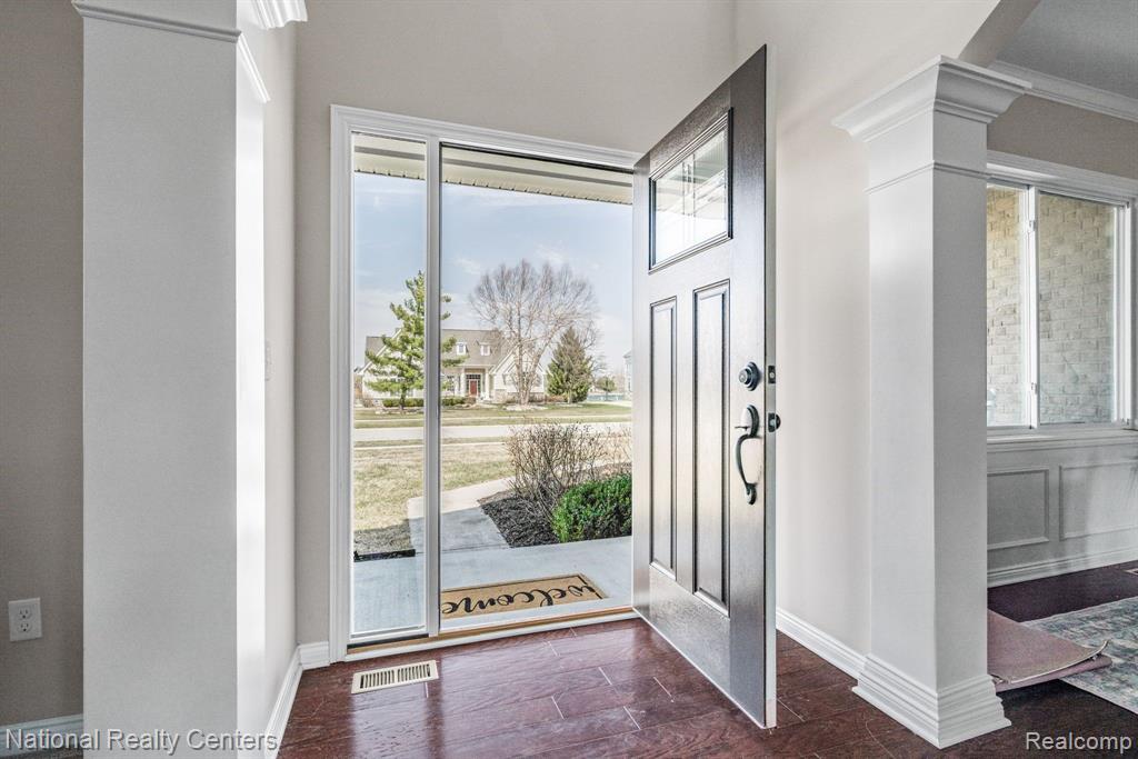 527 SOUTHSHORE Drive, Oxford, MI 48371 — Photo 6