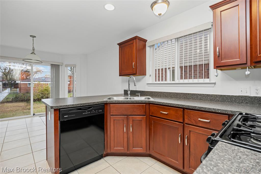 4852 Burberry Drive, Warren, MI 48092 — Photo 15