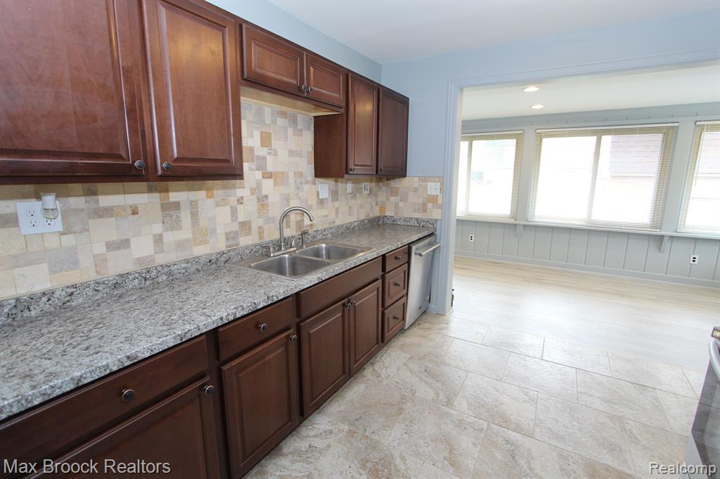 506 N NEWBURGH Road, Westland, MI — Photo 12