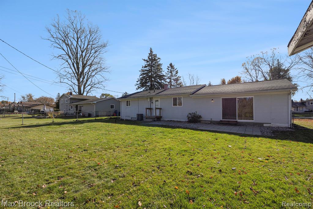 6604 Doyon Drive N, Waterford, MI 48327 — Photo 20