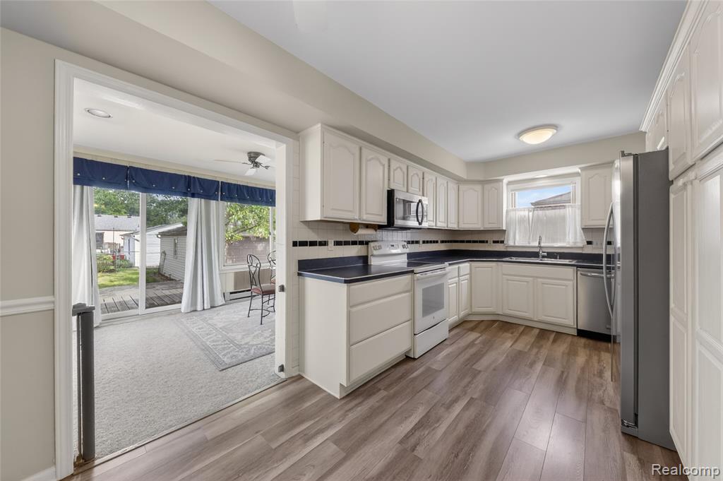 9818 Roseland Street, Livonia, MI 48150 — Photo 17