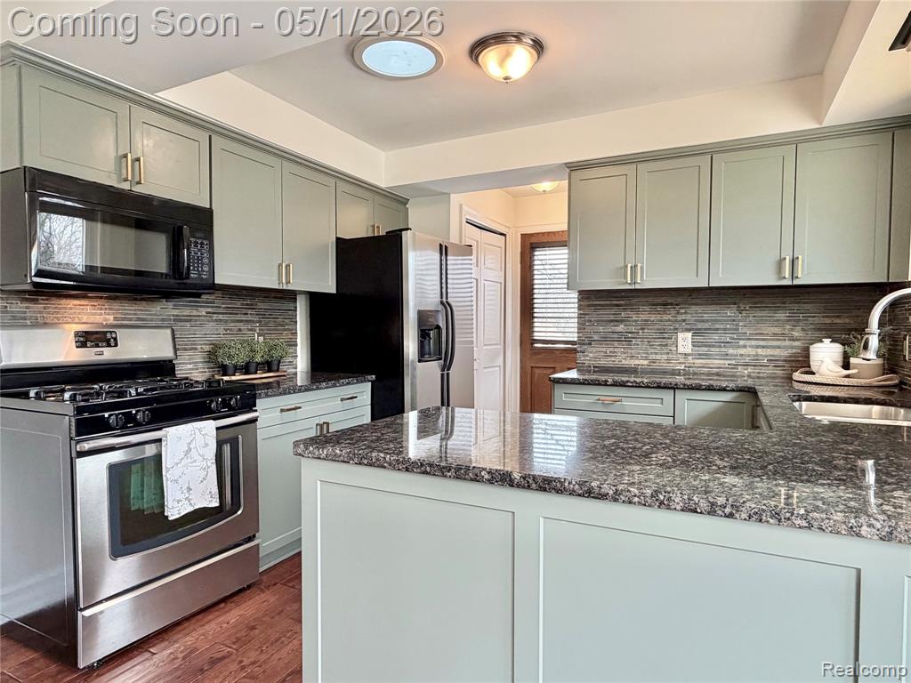 771 Edgewood Drive, Rochester, MI 48306 — Photo 8