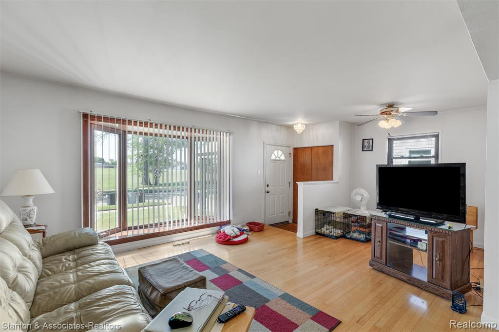 917 E Farnum Avenue, Madison Heights, MI 48071 — Photo 6