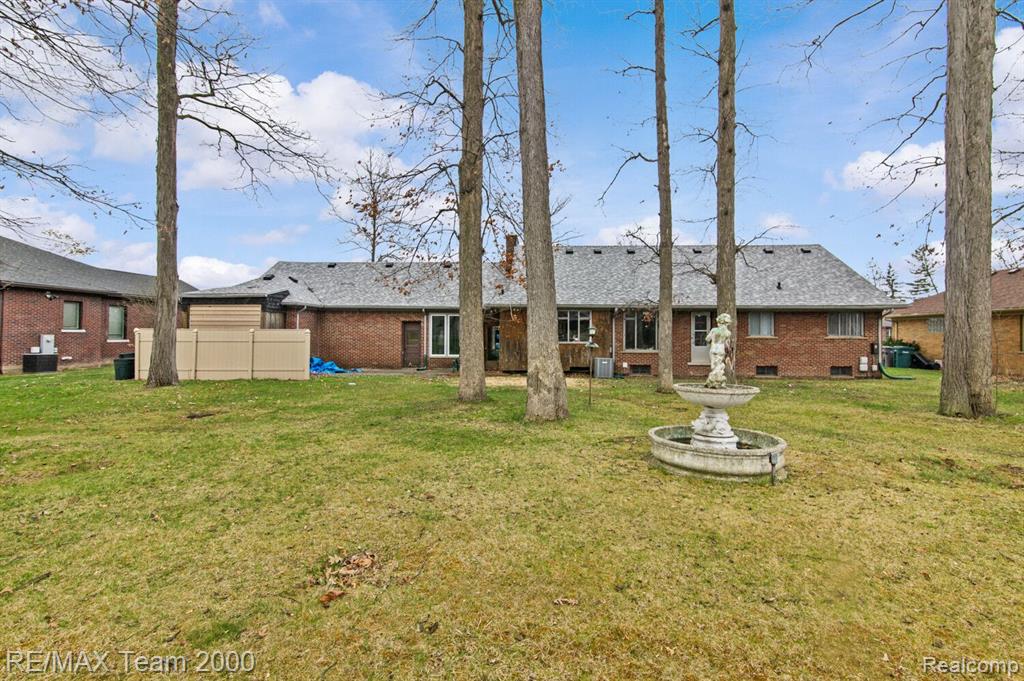 675 WOODCREST Drive, Dearborn, MI 48124 — Photo 19