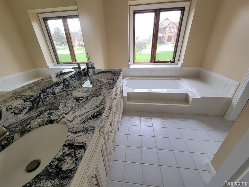 4640 SINGH Drive, Sterling Heights, MI 48310 — Photo 24
