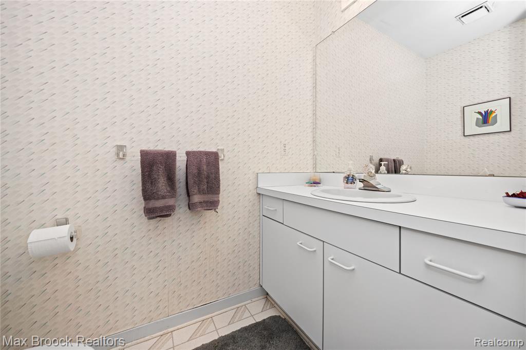 6684 Stonebridge E, West Bloomfield, MI — Photo 28