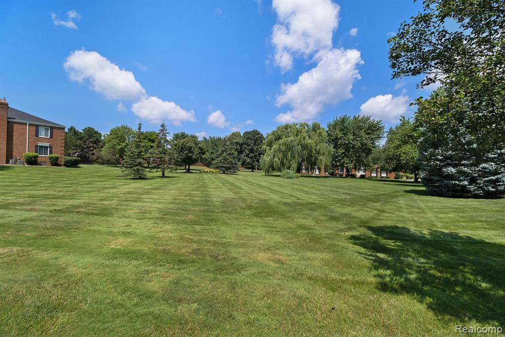 654 E FOX HILLS Drive, Bloomfield Hills, MI 48304 — Photo 17