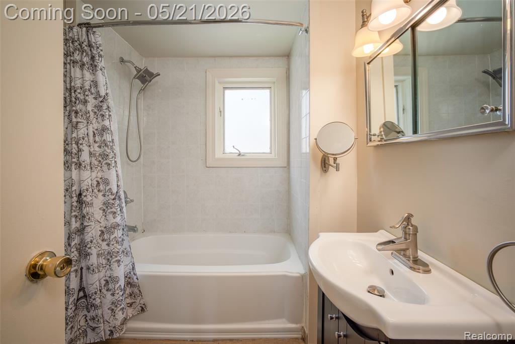 420 Wellsboro Street, Walled Lake, MI 48390 — Photo 29