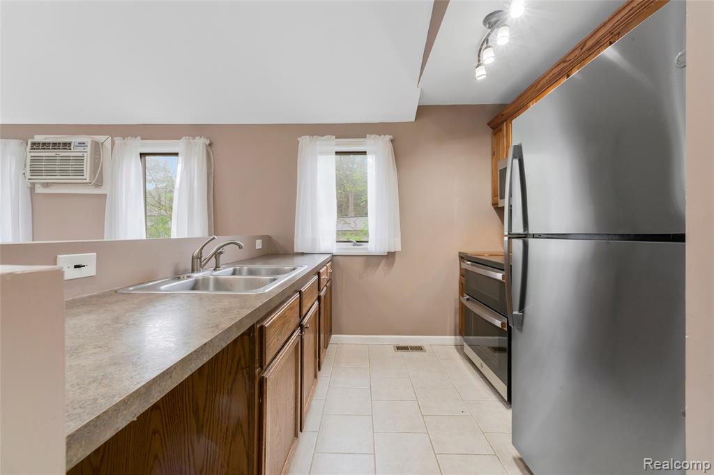 811 Miller Road, Lake Orion, MI 48362 — Photo 12