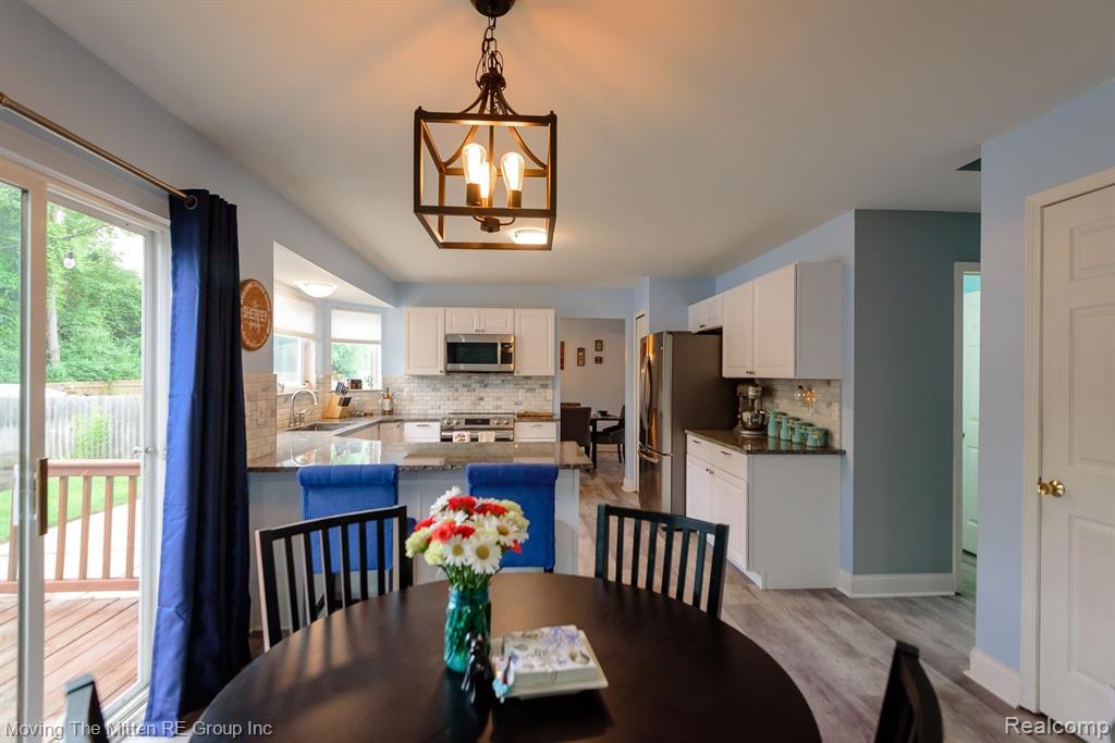5861 MEADOWGREENE Drive, Waterford, MI 48327 — Photo 9