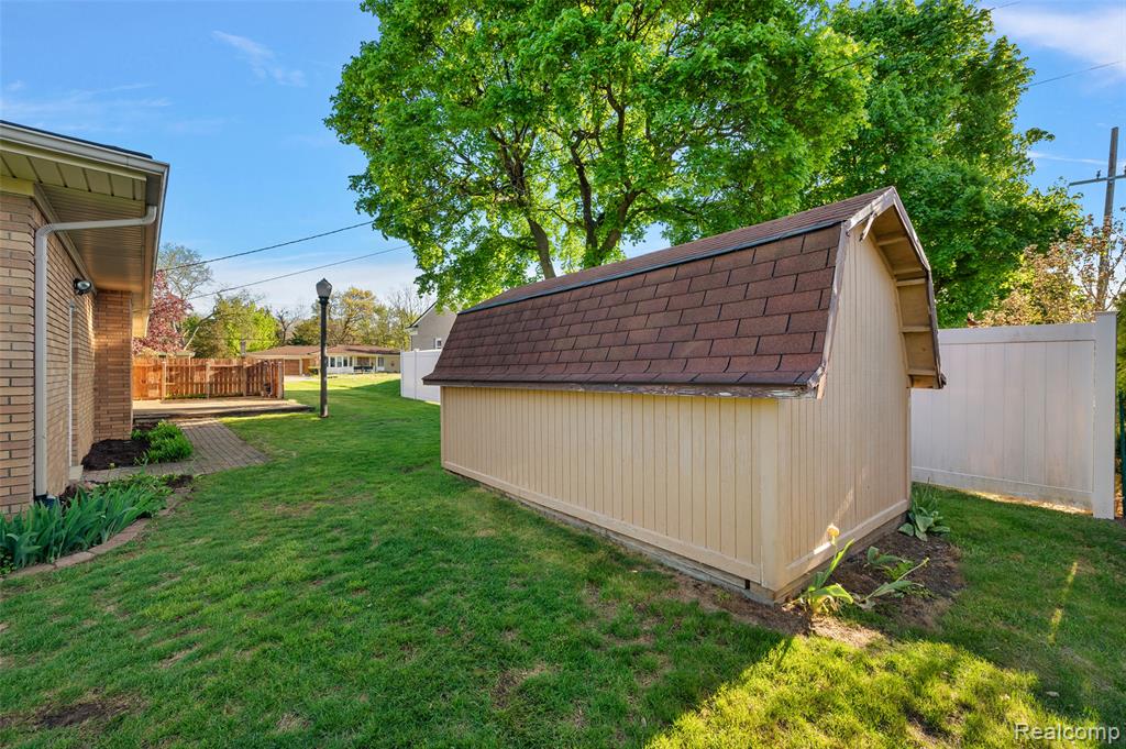 15 Pleasant Lake Drive, Waterford, MI 48327 — Photo 48