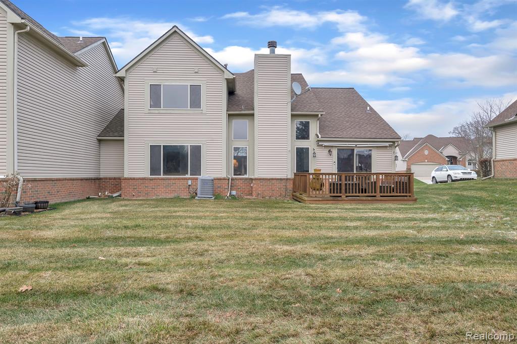 6133 LOCHMORE Drive, Commerce Twp, MI 48382 — Photo 3