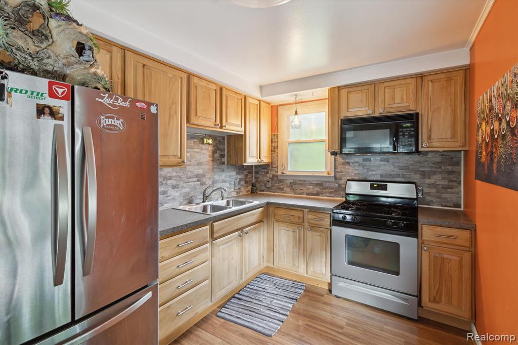 8025 Mayfair Street, Taylor, MI 48180 — Photo 9