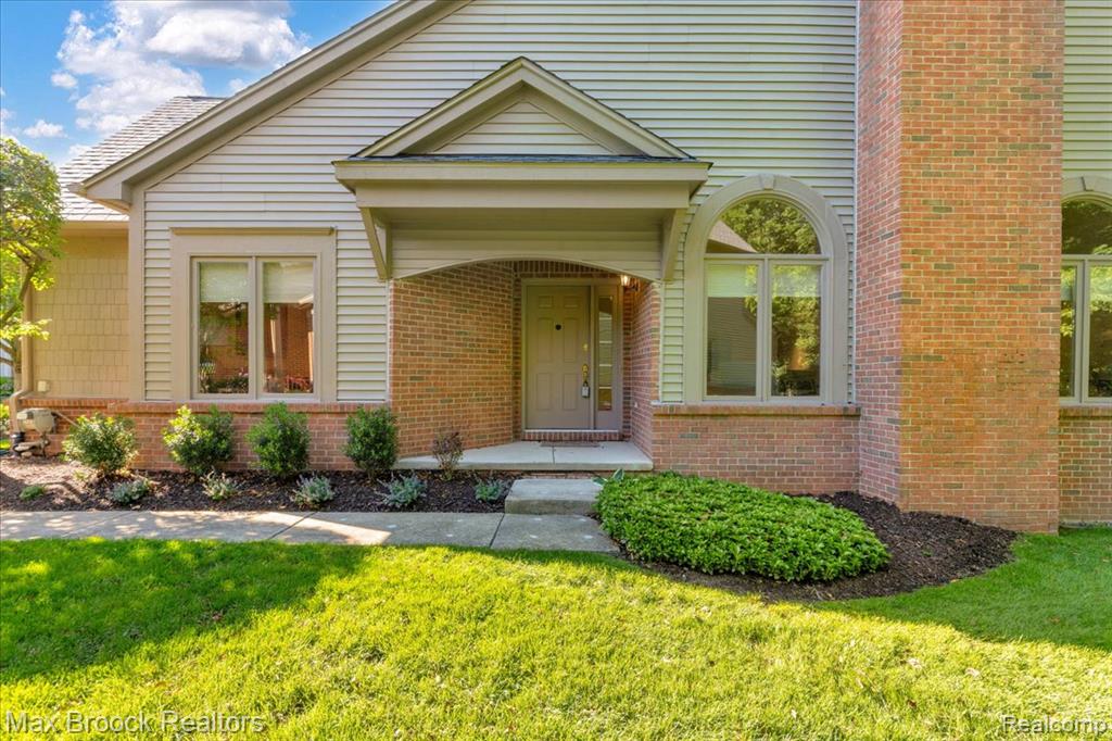 7330 Crackling Creek Circle, 4, West Bloomfield, MI — Photo 3