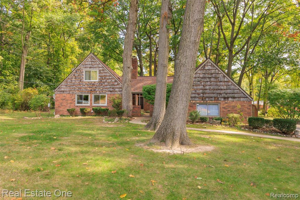 6482 Herbmoor Street, Troy, MI 48098