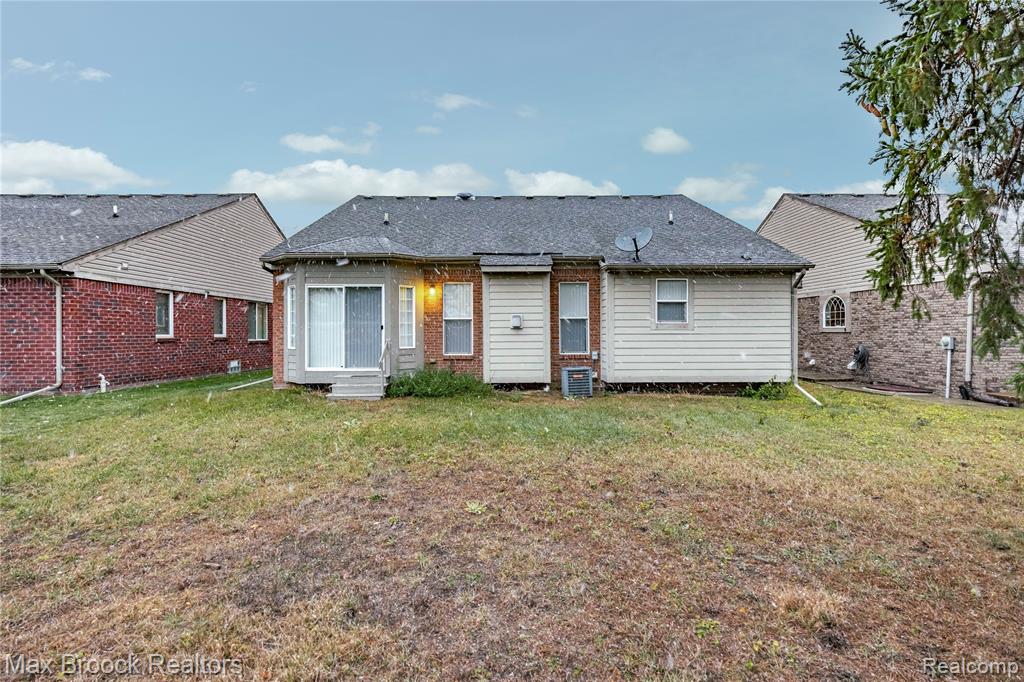 4852 Burberry Drive, Warren, MI 48092 — Photo 38
